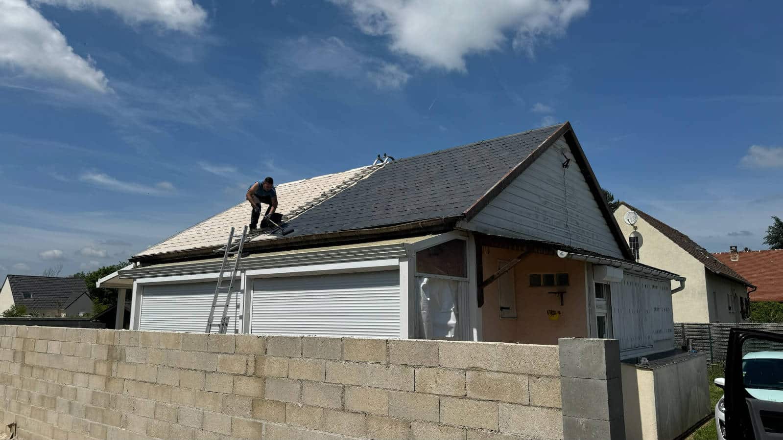 Enzo Neves, sur une toiture en shingle en train d'effectuer des travaux de rénovation, remplacement de la couverture, pose de Lito et pose d'un panneau hPV écran sous toiture