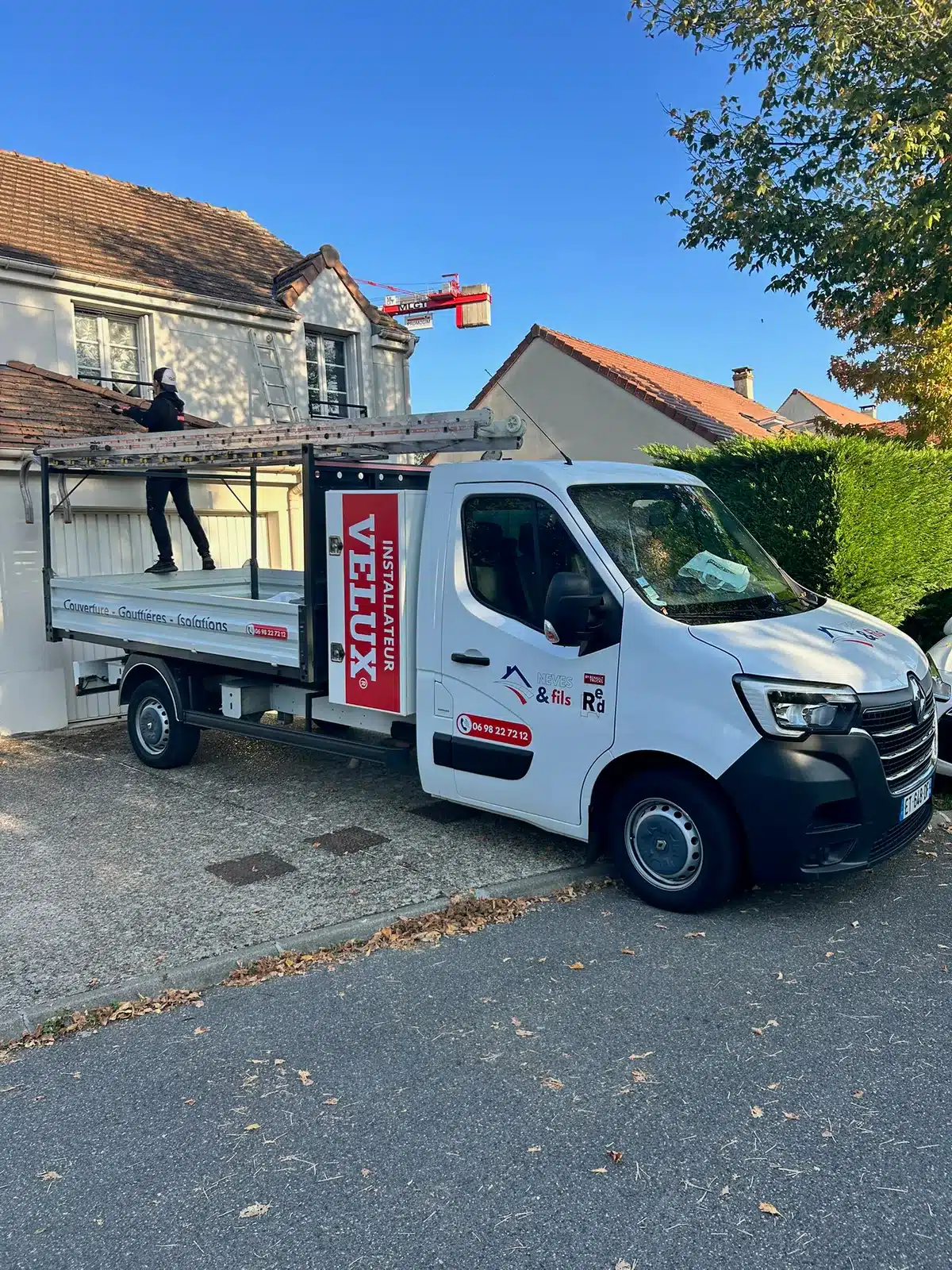 Camion Neves & Fils équipé pour une intervention sur une toiture dans l’Essonne