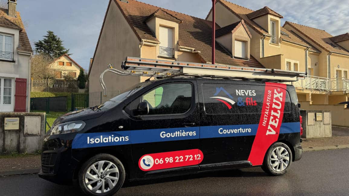 Véhicule de neves, stationné devant une maison intervention pour une réparation en cours à la Norville dans le département de l'Essonne.