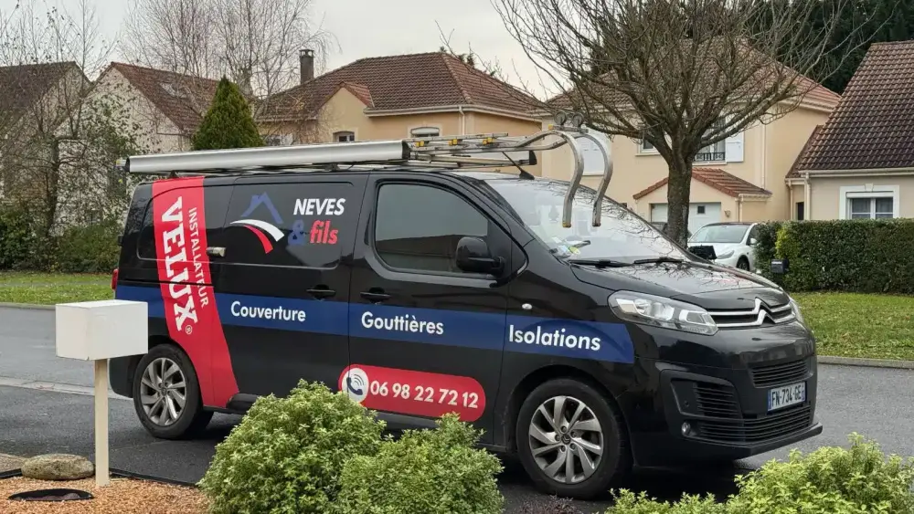 Le véhicule de Neves & Fils devant une maison de l'Essonne