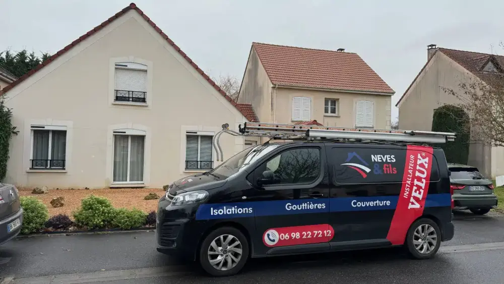 Le véhicule de Neves & Fils devant un pavillon de Saint-Michel-sur-Orge
