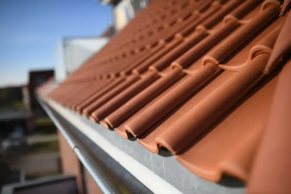 Gouttière en zinc en bon état sur une maison de l'Essonne