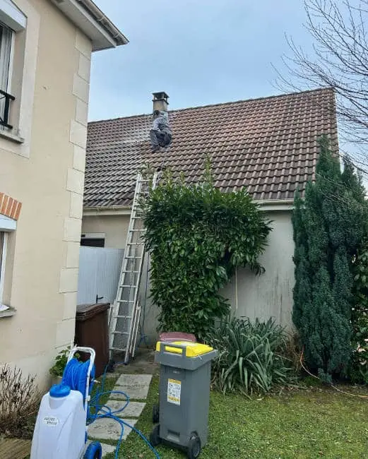 Enzo Neves sur une toiture de l'Essonne
