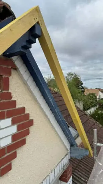 Enzo Neves au travail sur une toiture