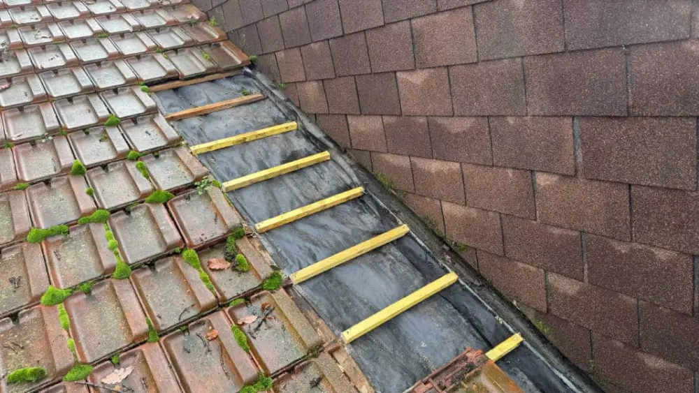 Liteaux neufs posés sur une toiture en cours de rénovation