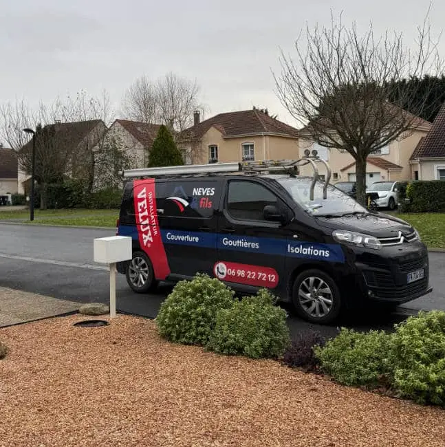 Le véhicule de Neves & Fils devant des pavillons de Saint-Germain-lès-Arpajon