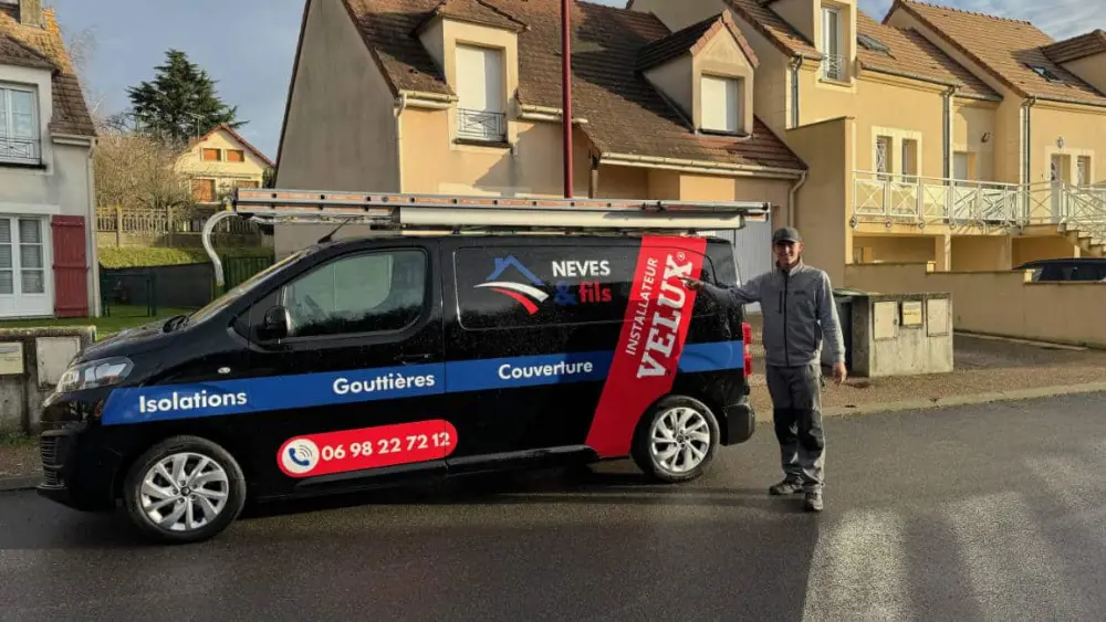 Enzo Neves devant son véhicule Neves & Fils