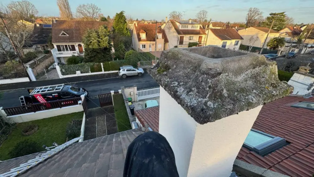Souche de cheminée et son abergement en zinc sur une toiture de l'Essonne