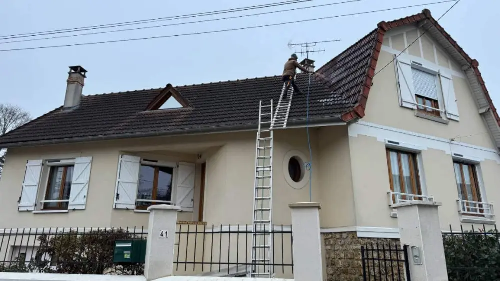 Toiture en tuiles protégée par un traitement