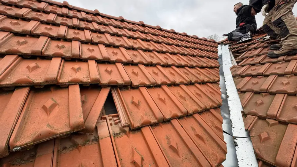 Toiture en tuiles mécaniques sur une maison de la vallée de l'Orge