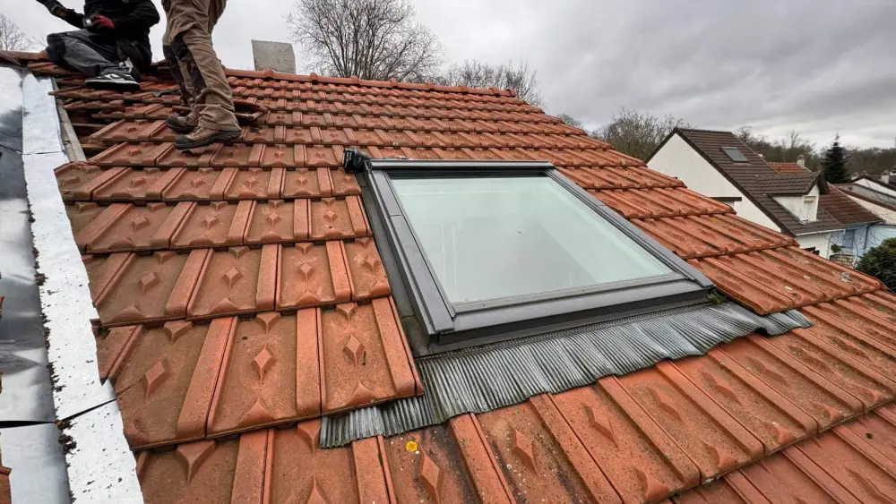 Fenêtre de toit Velux posée sur une toiture en tuiles