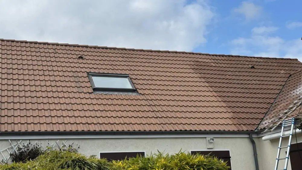 Toiture en tuiles avec fenêtre de toit sur une maison de Marcoussis