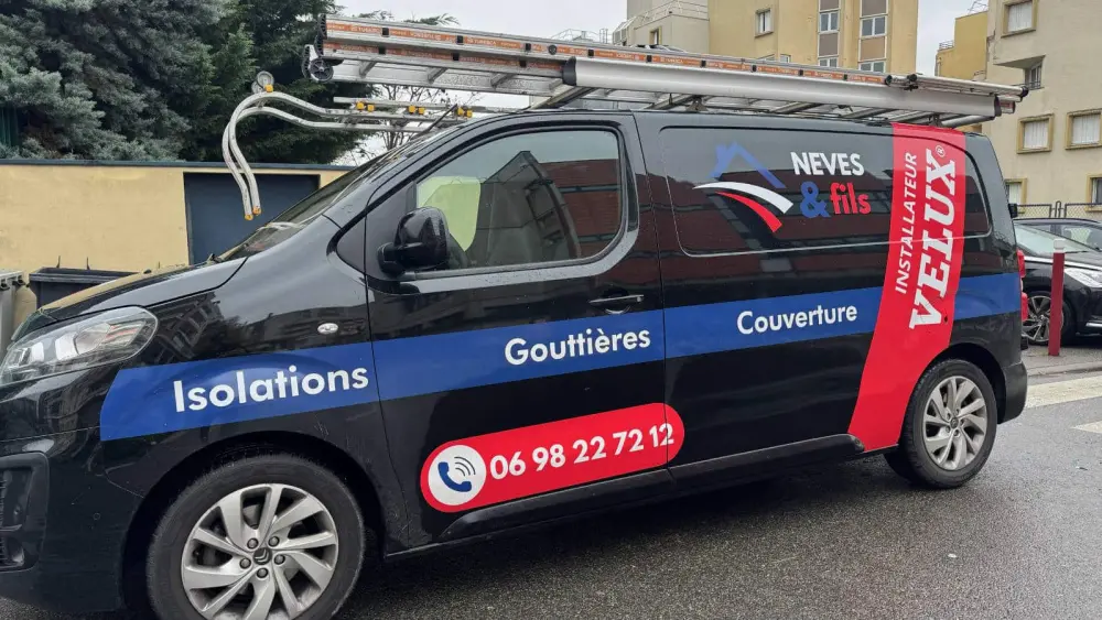 Le véhicule de Neves & Fils avec ses échelles de toit