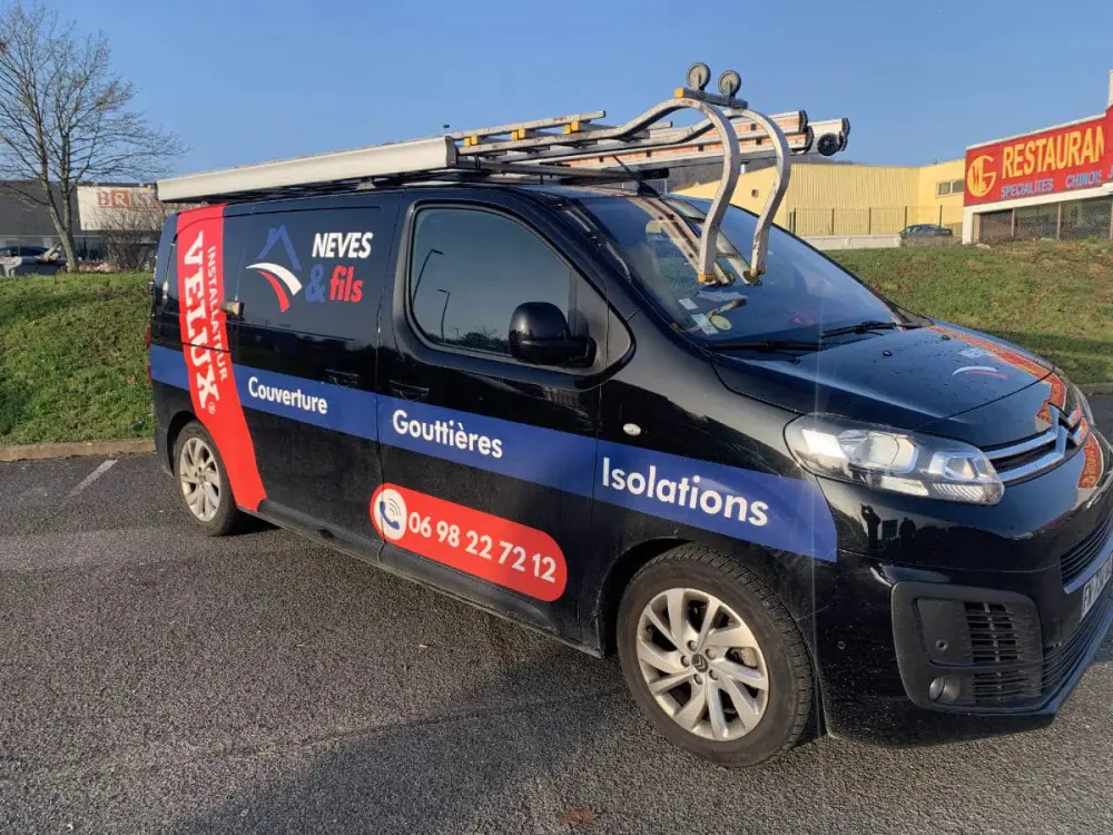 Le véhicule de Neves & Fils, installateur Velux, en intervention à Villebon-sur-Yvette