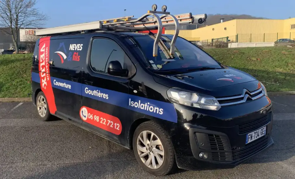 Le véhicule de Neves & Fils, équipé de ses échelles de toit, stationné dans l'Essonne