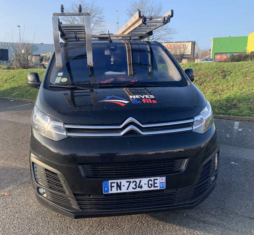 Véhicule de Monsieur Neves et fils vu de face stationner dans une zone commerciale dans l'Essonne